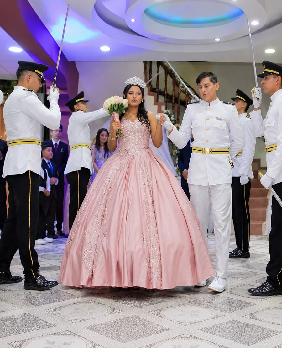 Quinceañera ingresando al salón junto a su cortejo
