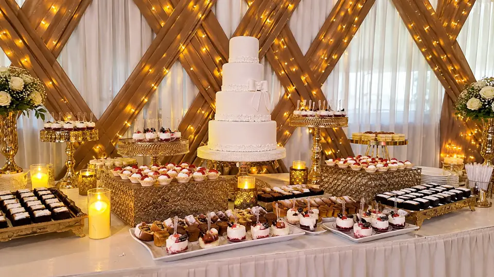Tortas y mesa de dulces